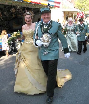 Knig 2007 Dieter Breuer mit Ehefrau Inge im Festumzug am Sonntag Nachmittag.