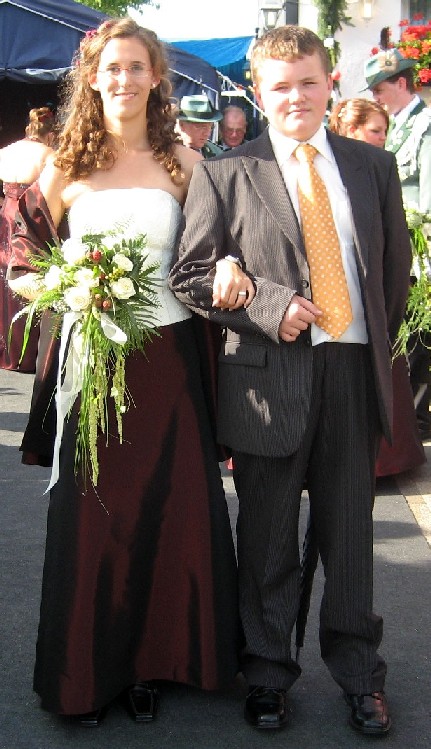 Schlerprinzessin 2007 Carina Gerken mit ihrem Begleiter Marcel Krver vor der Knungsmesse.