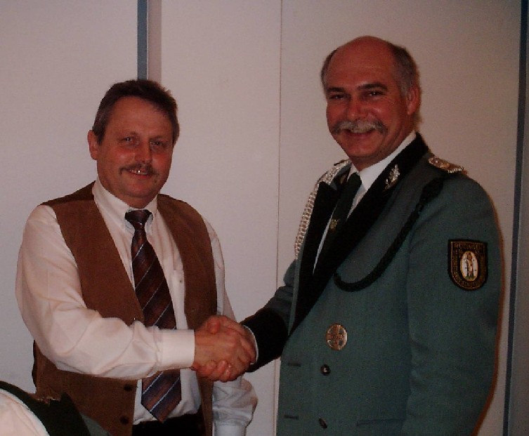 Brudermeister Gebhard Gerken (rechts) gratuliert dem gewhlten II. Kassierer Peter Marx (links) zur neuen Aufgabe.