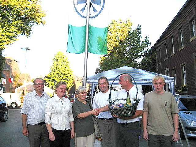 vlnr: 1. Kassierer Hans-Gert Clemens, Ellen Mielke, Gertrud Meinen, Knig 2009 Manfred Mielke, Brudermeister Gebhard Gerken, Prinz 2009 Tobias Mielke